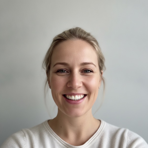 Eksempel: bilde tatt forfra av hele ansiktet med et bredt smil